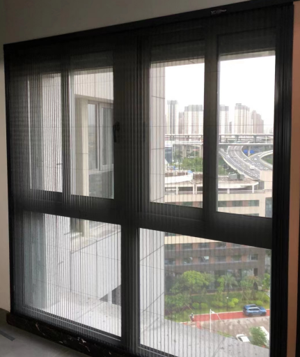 上海的刘先生安装韦柏隐形纱窗门